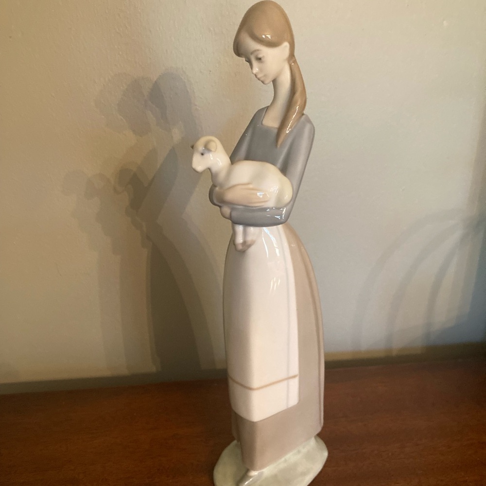 Lladro Girl With Lamb figurine - Picture 8 of 8